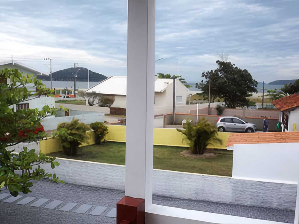 Da sacada é possível avistar o mar