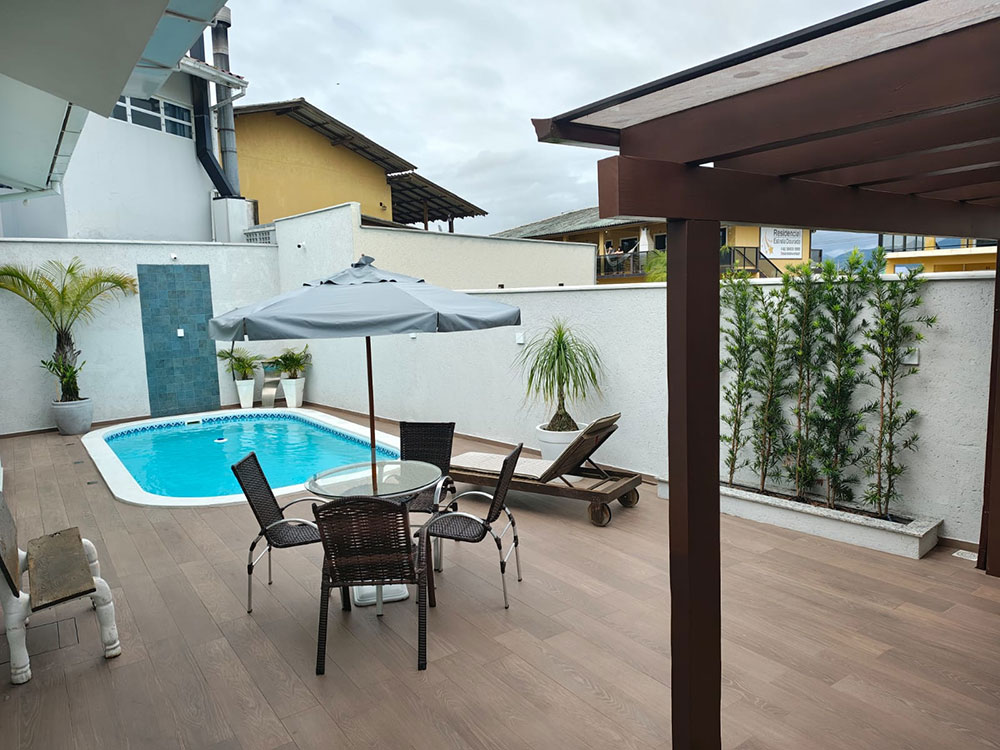 Piscina (fundos)