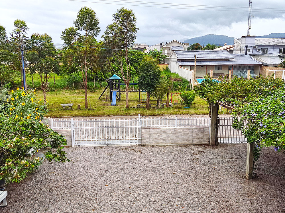 Parquinho em frente ao residencial