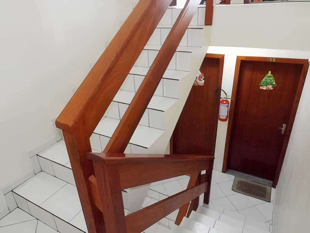 Escada de acesso aos apartamentos